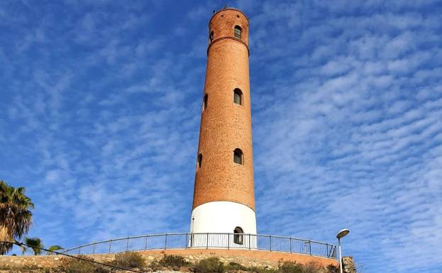 Adra engalana su torre más conocida con un jardín vertical