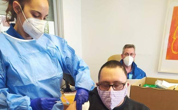 La vacuna contra el coronavirus llega al Centro Ocupacional de Adra