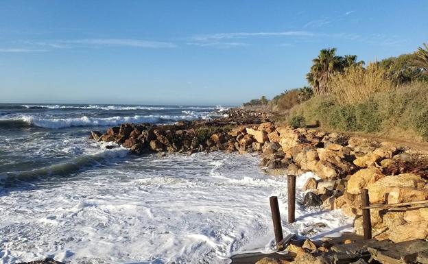 Los últimos temporales dañan parte de la costa de Adra y algunos cultivos bajo plástico