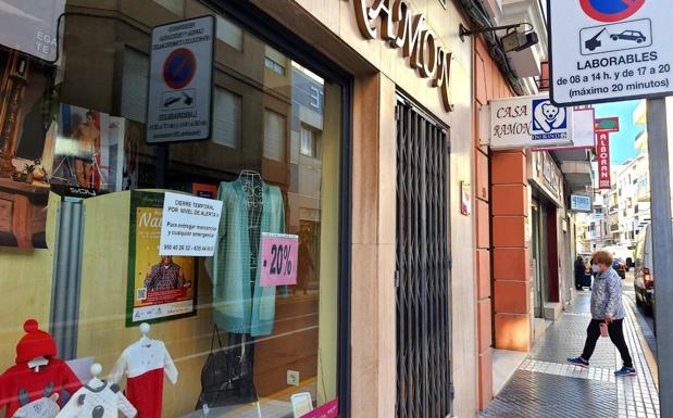 Los comerciantes de Adra salen a la calle para exigir «que nos dejen trabajar»
