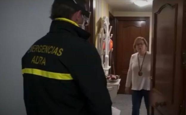 Adra ayuda a los mayores y a las familias contagiadas a hacer la compra y a retirar la basura