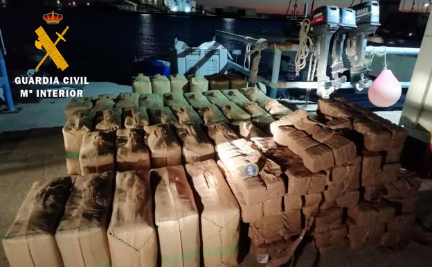 La Guardia Civil intercepta una embarcación con 1800 kilos de hachís frente a la costa de Adra