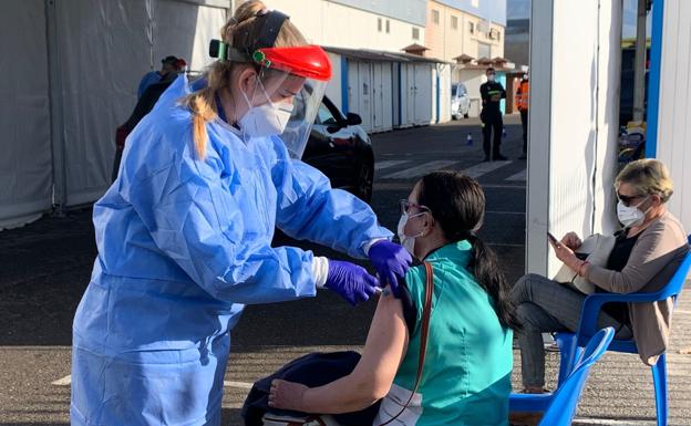 La vacuna contra el coronavirus llega a los mayores de 80 años y al personal del servicio de Ayuda a Domicilio de Adra