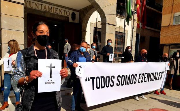 El comercio de Adra estalla: «Es muy duro pagar sin poder trabajar»