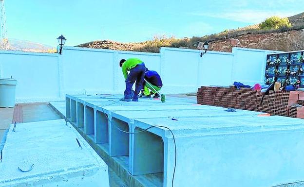 Alcolea amplía el cementerio y construye los primeros columbarios para sus difuntos