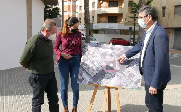 Las obras para construir una rotonda en 'La Yenka' de Adra comenzarán en «unas semanas»