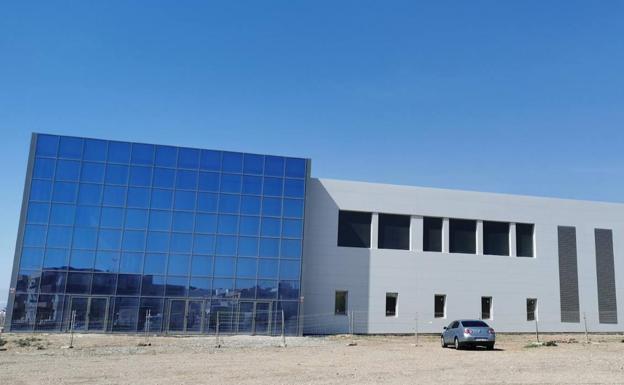 El pabellón de deportes de Balanegra, a la espera de urbanizar la zona para abrir sus puertas