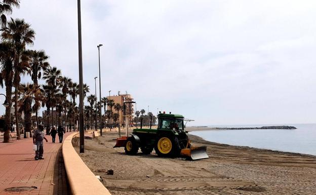 Adra borra las secuelas de los últimos temporales en sus playas