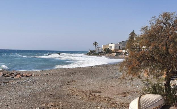 Los temporales desgastan la playa de El Lance, La Caracola y Guainos