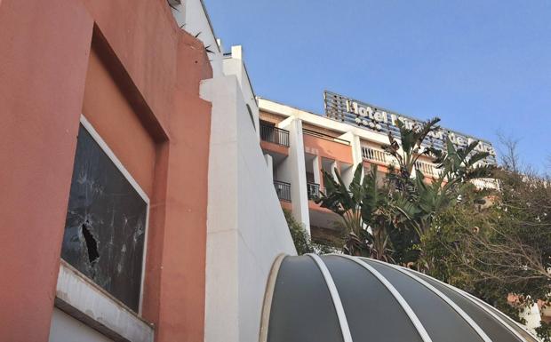 Las gamberradas roban el sueño a los vecinos del antiguo hotel Mirador de Adra