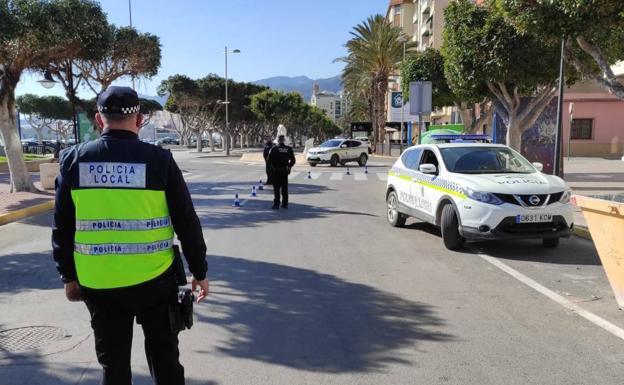 La Policía Local multa a 40 personas por saltarse el toque de queda en Adra