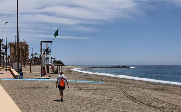 Adra sustituye las pasarelas de madera de sus playas por otras de poliéster reciclado