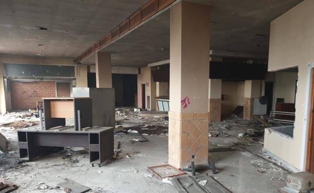 El PSOE reclama limpiar y tapiar el hotel y el Consistorio alega que es propiedad privada