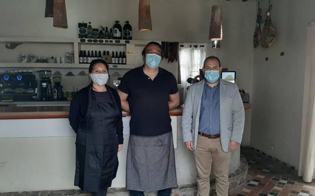 Fondón arropa al tejido empresarial con la cesión de una decena de naves municipales