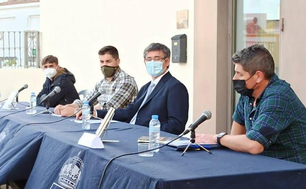 Adra recopila en la Biblioteca Municipal más de 70 títulos de escritos por autores locales