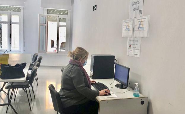 Servicios Sociales pone a disposición de los vecinos un equipo informático para realizar trámites