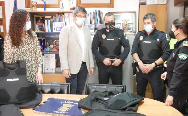 Chalecos antibalas para los agentes de la Policía Local de Adra