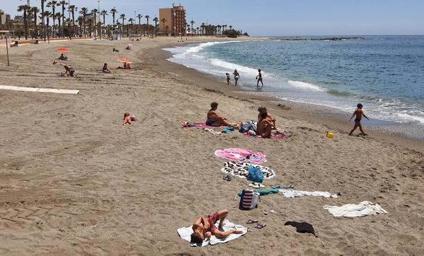 Adra podrá sancionar a los bañistas que usen la sombrilla para coger sitio en la playa