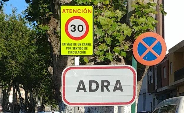 Adra adapta la señalización de los tramos urbanos a la nueva normativa