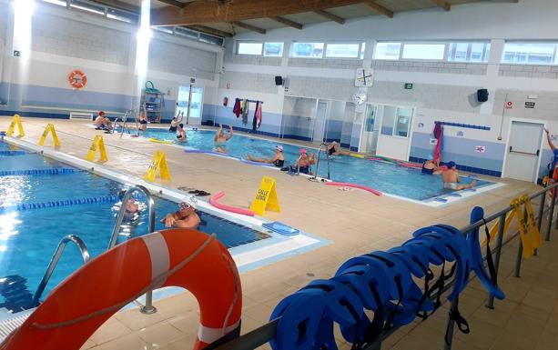 La piscina municipal de Adra organiza su campamento de verano