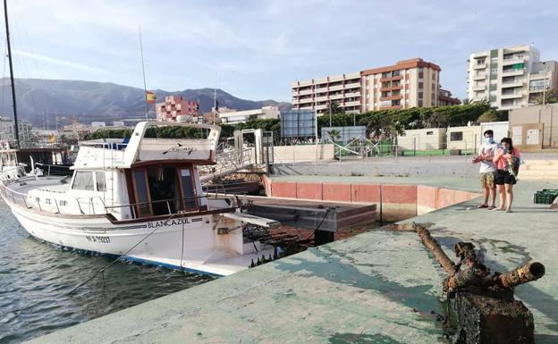 Promar retira 'a pulmón' cientos de botellas y de latas del Puerto de Adra