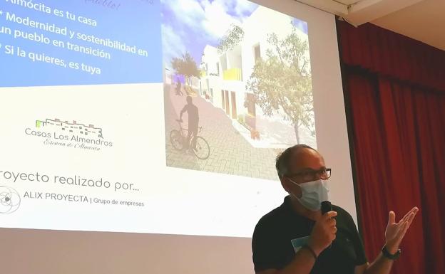 Almócita despierta el interés de varias familias con una promoción de viviendas «ecológica»
