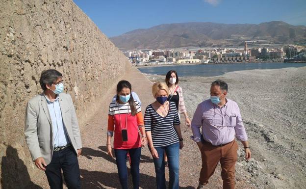 Fomento subsana los desperfectos del dique de abrigo del Puerto de Adra