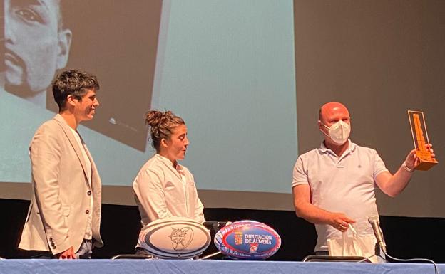 La jugadora de rugby olímpica Patricia García presenta en Adra el libro solidario 'La Huella'