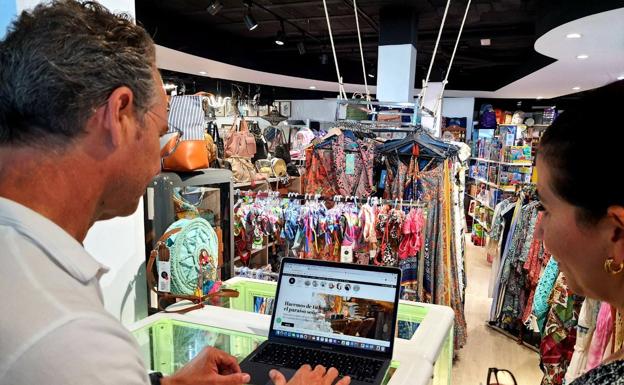 Del locutorio de pueblo a la tienda de moda en Adra