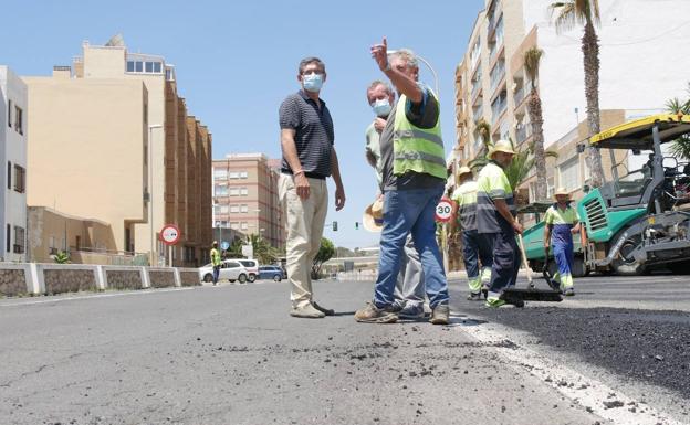 Adra comienza en el barrio de La Caracola la pavimentación de más de una docena de calles