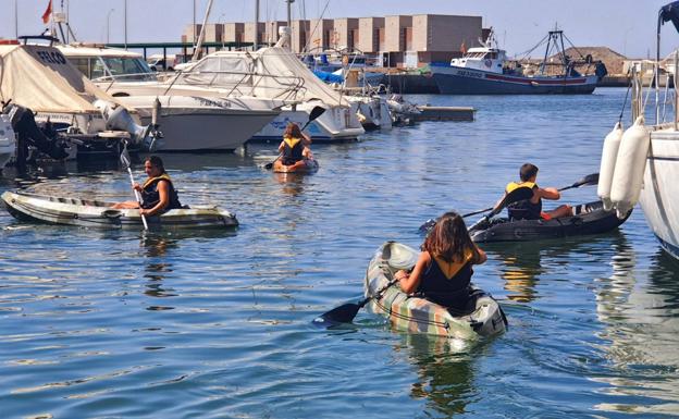 El mar, un 'aliado' para conciliar trabajo y familia en Adra