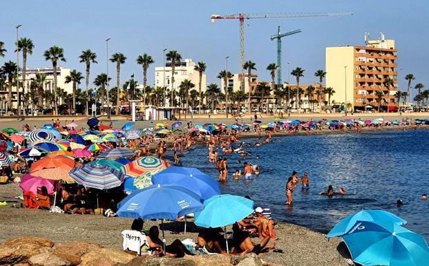Adra prohíbe instalar carpas y toldos en las playas urbanas «durante todo el año»