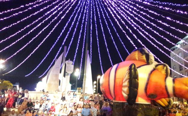 Adra sigue con los preparativos de su feria y cierra el contrato para iluminar sus calles