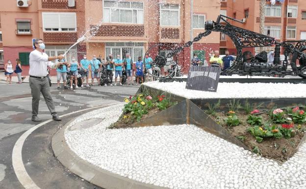 Adra homenajea a las peñas moteras en la rotonda de la avenida del Mediterráneo
