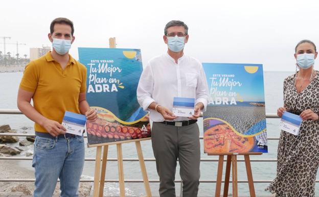 Adra invita a disfrutar del mejor plan este verano en sus playas y calas