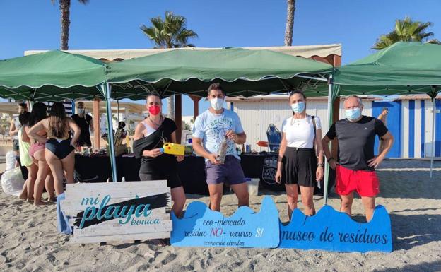 Voluntarios retiran colillas, bolsas y mascarillas para dejar 'bonica' la playa de San Nicolás de Adra