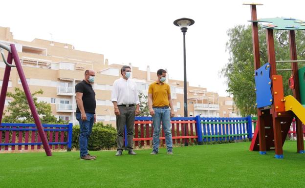 Los niños estrenan parque en la calle Mirador y en la avenida Fundición