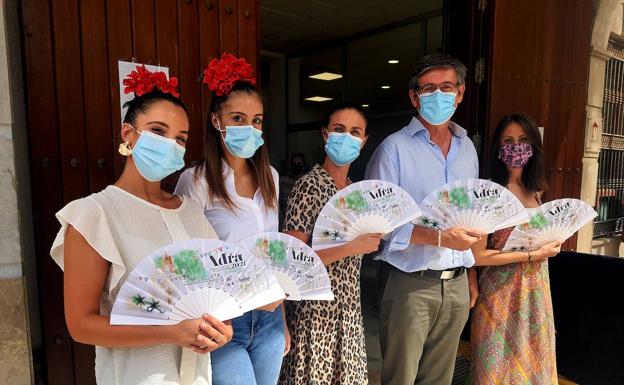Abanicos en Adra para comenzar una feria sin pregón