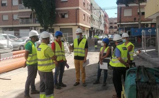 Adra cierra al tráfico la calle Neptuno para renovar su red de saneamiento y pluviales