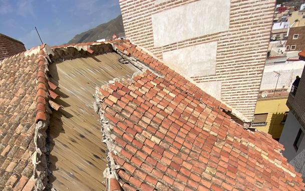'Apadrina una teja', el SOS de la parroquia de Adra