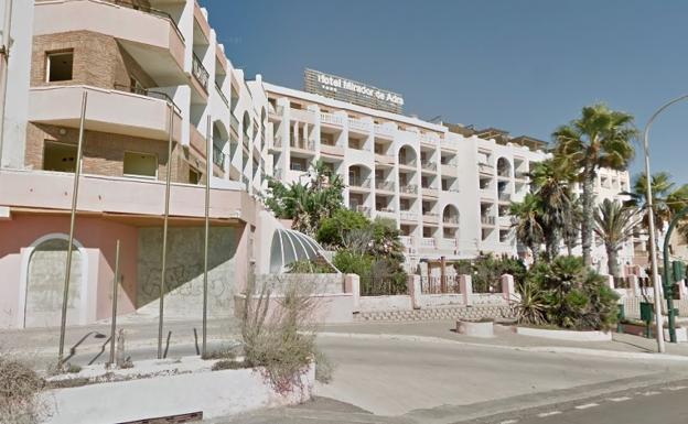 Los vecinos del hotel que ardió en Adra llevaban meses quejándose de vandalismo