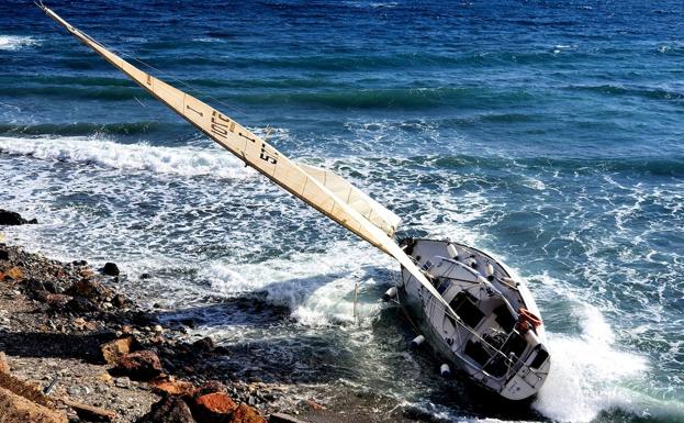 Encalla un velero en la playa de El Lance de la Virgen y auxilian a sus dos tripulantes