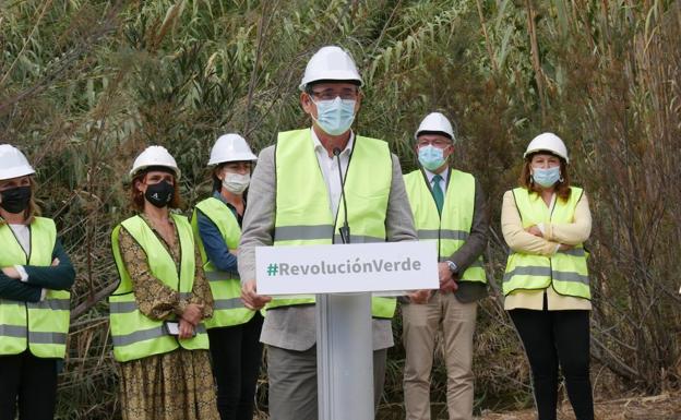 La retirada del cañaveral en el río Adra devolverá 500.000 metros cúbicos de agua a la agricultura