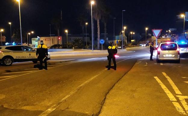 La Policía Local detiene a dos personas por robar en un vehículo, oponer resistencia y agredir a un agente
