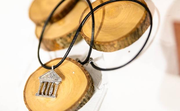 Regente convierte en joyas las monedas fenicia y romana de la antigua Abdera