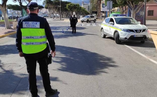 Un presunto pirómano agrede a policías locales durante su arresto en Adra
