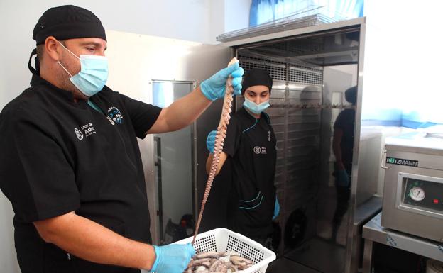 Nace una conservera que reinventa la receta del pulpo seco de Adra