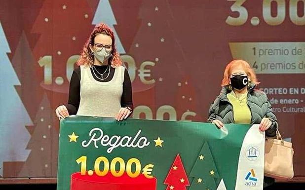El comercio tradicional de Adra reparte 3.000 euros entre sus clientes para despedir la Navidad