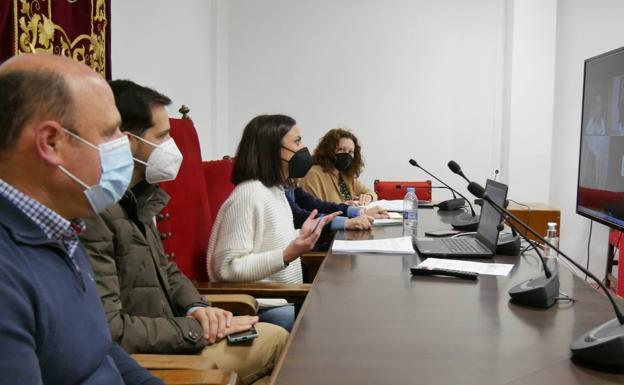 Adra estrecha lazos con el sector comercial, turístico y empresarial y toma nota de sus necesidades