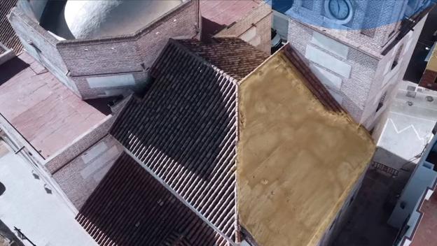 La iglesia de Adra toca el corazón de los vecinos para mantenerse en pie